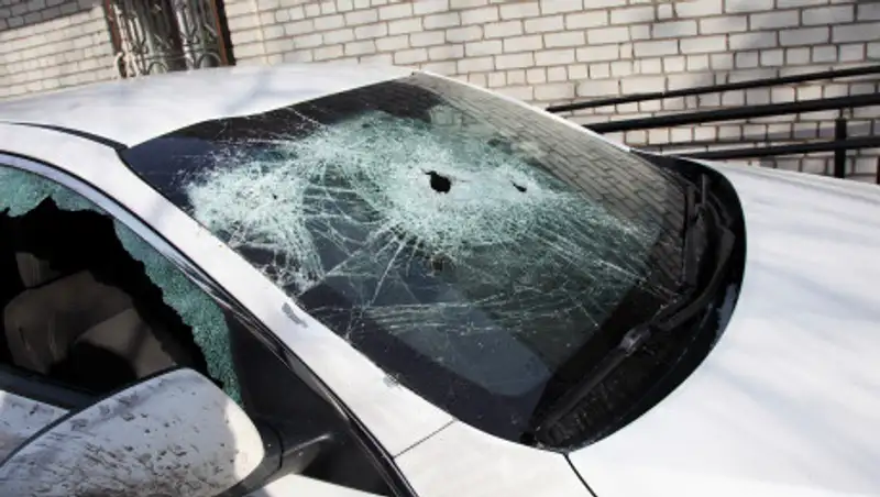 Женщина раскурочила автомобиль в Костанае и попала на видео