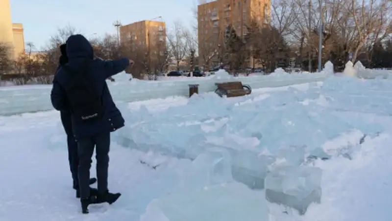 Мы доломали, было весело - подростки, разбившие ледовый городок, раскаялись