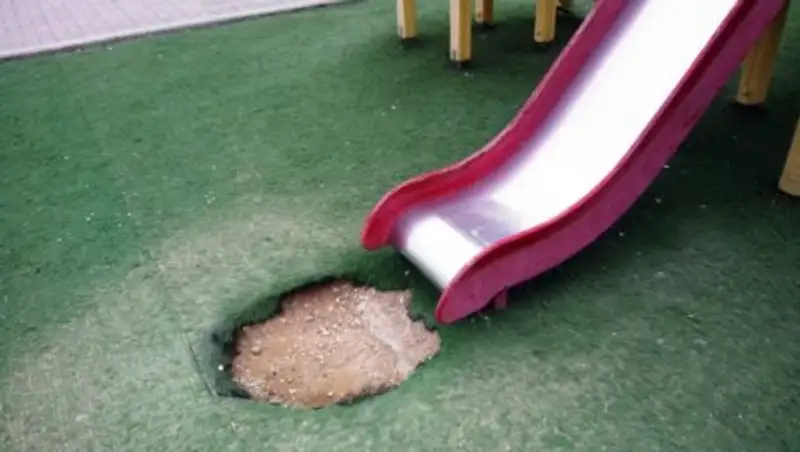 Жители Актау жалуются на опасные детские площадки на набережной