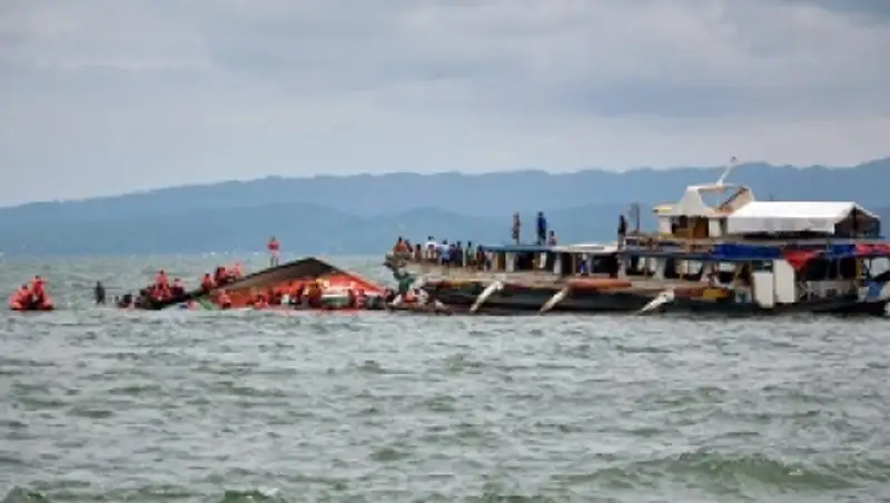 CМИ: число жертв крушения парома на Филиппинах возросло до 59