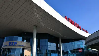 Четверо граждан КНР в нетрезвом состоянии сняты с авиарейса в аэропорту Алматы , фото - Новости Zakon.kz от 28.04.2023 19:08