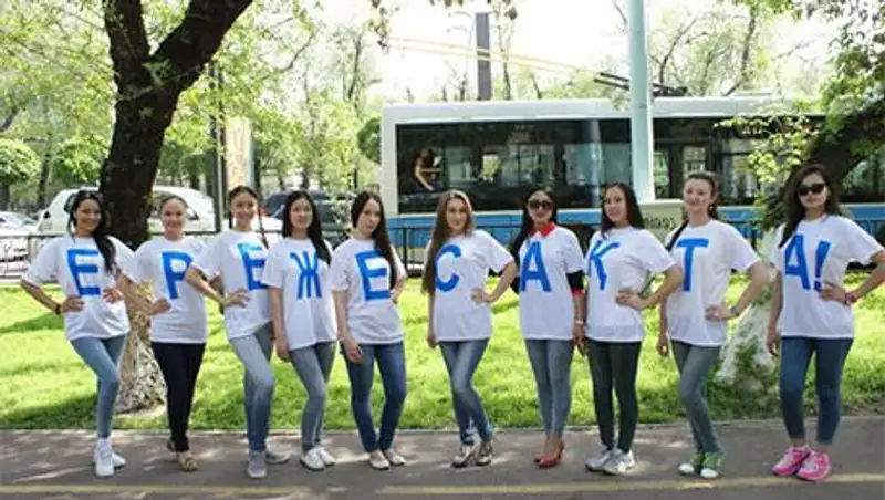 В Алматы активисты молодежных организаций призывают не нарушать ПДД