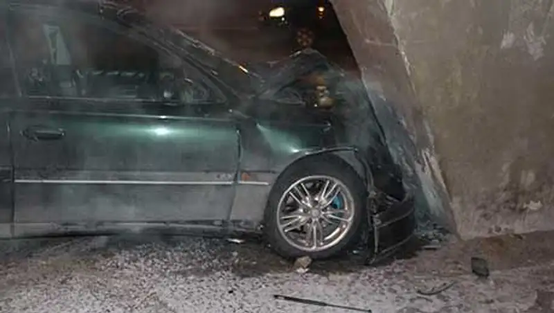 Опель врезался в опору моста на пр. Сейфуллина в Алматы