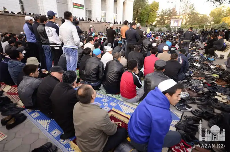 Курбан айт в Центральной мечети г. Алматы отпраздновало более 20 тысяч человек, фото - Новости Zakon.kz от 16.10.2013 22:40