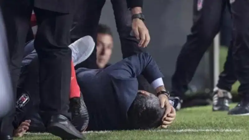 Тренеру пробили голову в полуфинальном матче кубка Турции