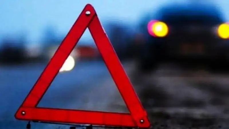 Дорогой автомобиль перевернулся на крышу в Алматы