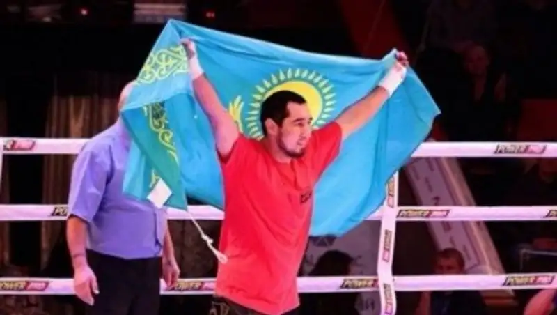 Казахстанский боксер Ербосынулы одержал пятую досрочную победу на профи ринге