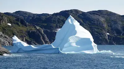 Круизный лайнер застрял во льдах Гренландии