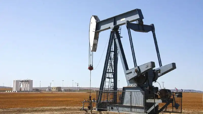 Мировые цены на нефть растут на фоне слабого доллара