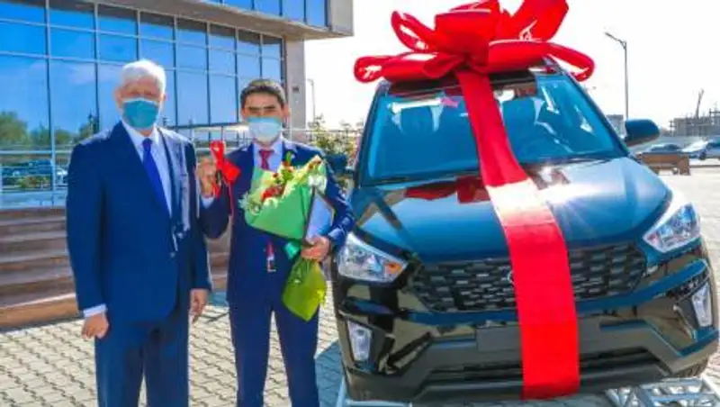 Лучшему учителю Алматинской области подарили автомобиль