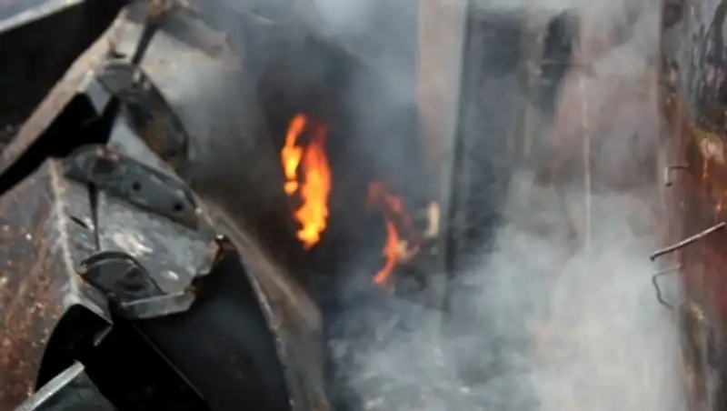 В Семее 35 человек эвакуировали из жилого дома, который горел сразу в нескольких местах