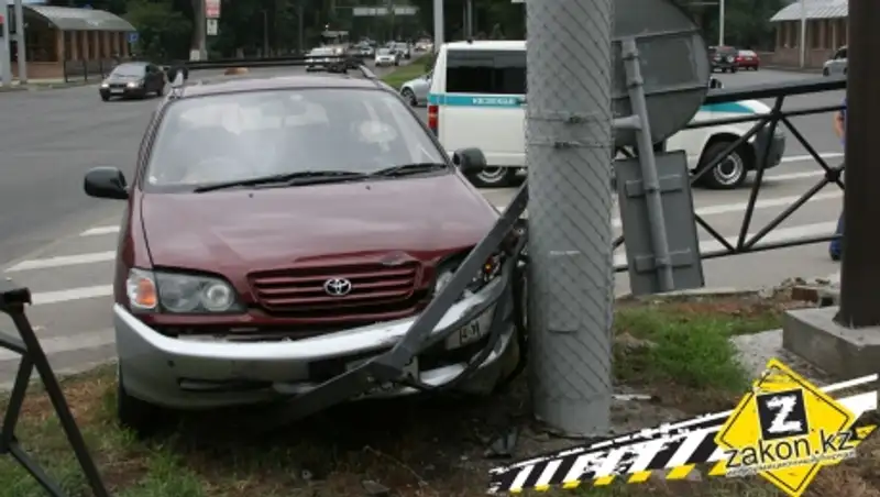 В Алматы автомобиль врезался в ограждение разделительной полосы на пр.Райымбека