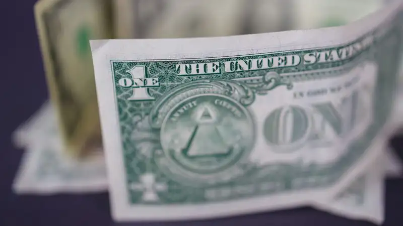 Курс доллара снизился на торгах 30 января