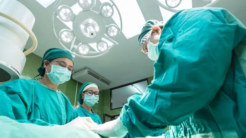 Врачи удалили 15-килограммовую опухоль у пациента в Атырау