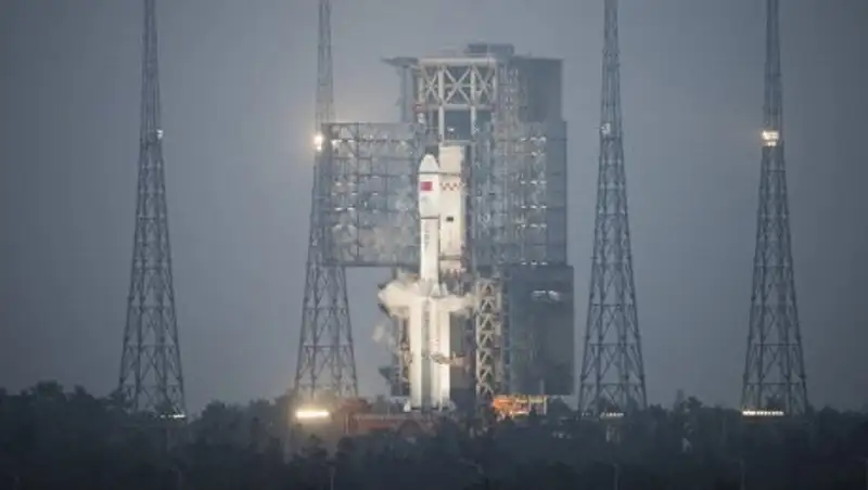 Китайская ракета-носитель "Великий поход–5" стартовала с космодрома Вэньчан