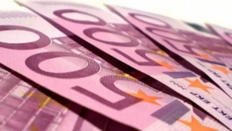 Пассажир авиарейса «Алматы-Киев» пытался незаконно провезти крупную сумму