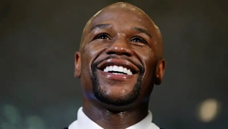 Боксеру Мэйуэзеру в Москве подарили тигрицу