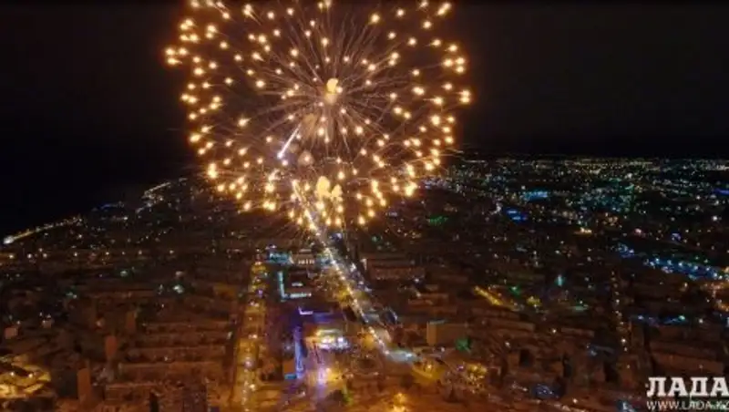 Праздничный салют в Актау показали с высоты птичьего полета