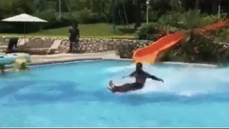 На Ямайке показали, как нужно съезжать с водяной горки ᐈ новость от 20: ...