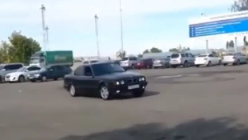 Дрифт в Шымкенте обернулся аварией