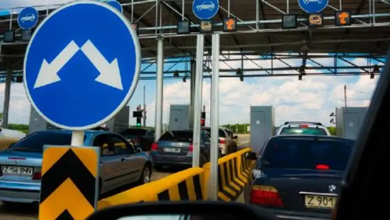 На участках трех трасс Казахстана начнут взимать плату с сентября
