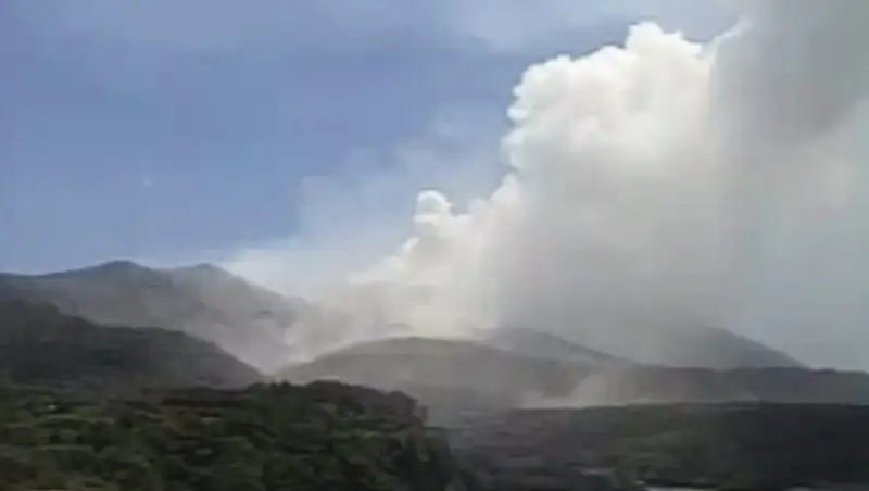 Извержение вулкана в Японии прекратилось, но может возобновиться