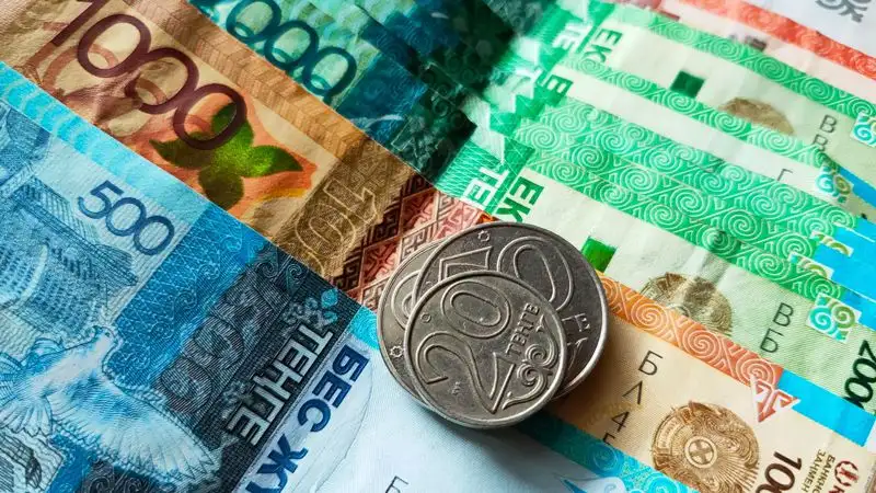 Нужно ли удерживать обязательные пенсионные взносы у сотрудника, которому исполнилось 63 года