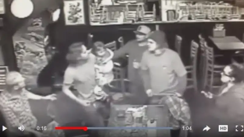 В США жестоко избили мужчину с дочкой на руках