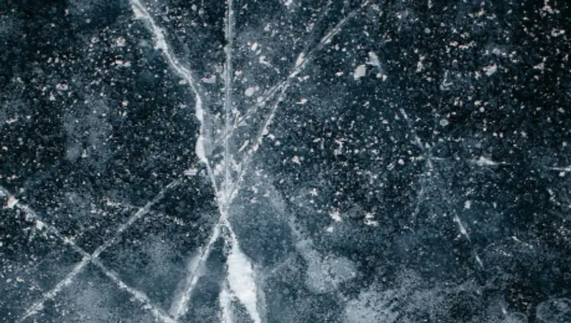 Во Владивостоке около 30 автомобилей провалились под лед