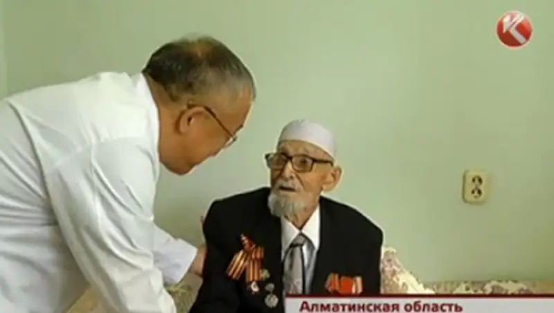 Алматинские врачи провели сложнейшую операцию 91-летнему фронтовику