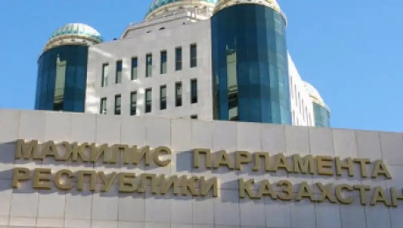 Мажилис одобрил поправки по вопросам страхования и исламского финансирования