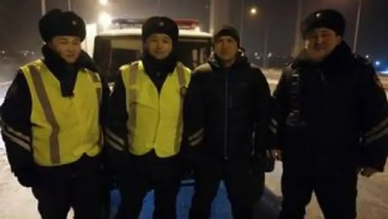 Полицейские Семея и прохожий предотвратили попытку суицида