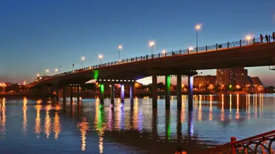 В Атырау спасатели ищут человека, спрыгнувшего с пешеходного моста, фото - Новости Zakon.kz от 04.11.2023 20:20