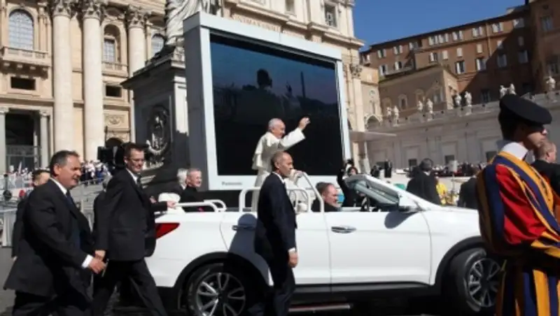 Из Santa Fe сделали папамобиль