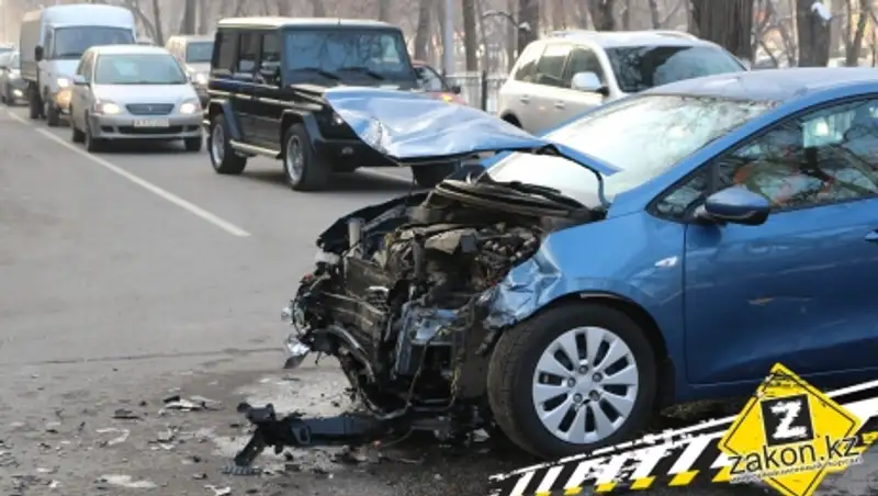 В Алматы водитель Toyota Land Cruiser, проигнорировав "Уступи дорогу", спровоцировал ДТП