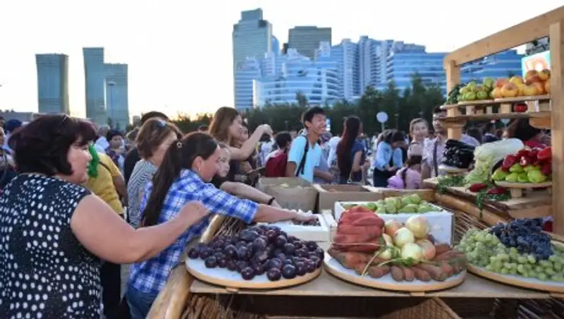 В Астане южноказахстанцы угостили гостей ЭКСПО национальными напитками и фруктами