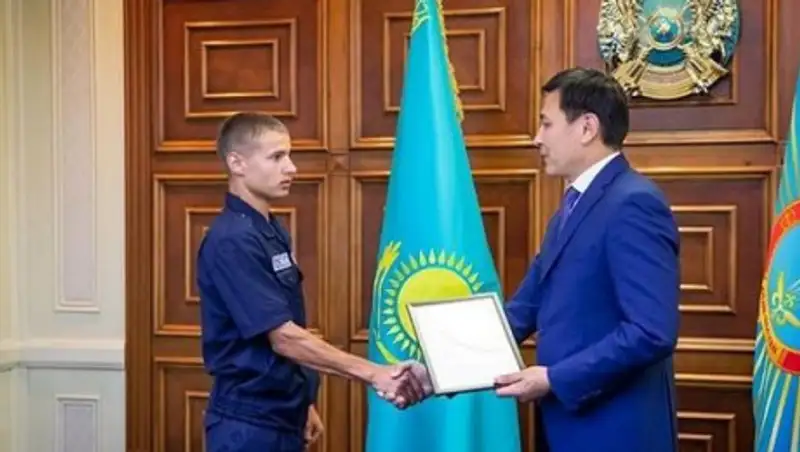 Аким столицы наградил спасателя и инспектора