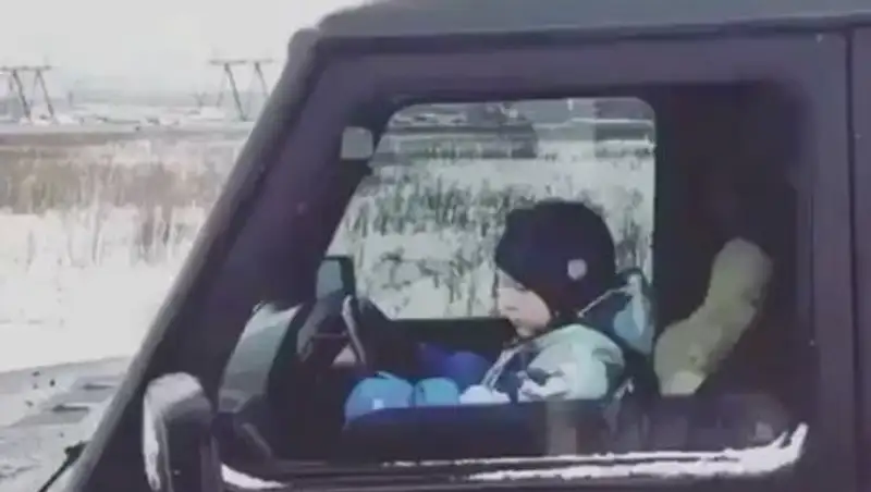 В Интернет попало видео с маленьким ребенком за рулем