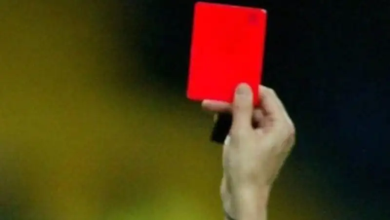 УЕФА попросил отменить красные карточки при назначении пенальти, фото - Новости Zakon.kz от 13.12.2013 18:11