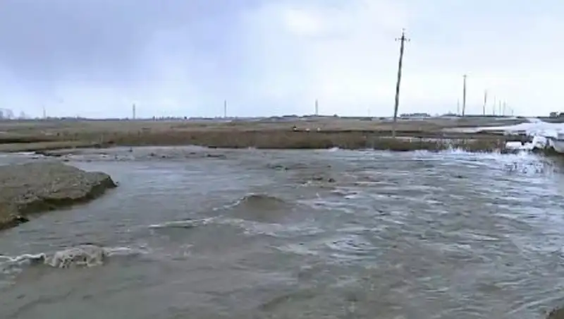 Тас&#1179;ын су К&#1257;кшетау &#1179;аласыны&#1187; іргесіндегі тас жолды шайып кетті