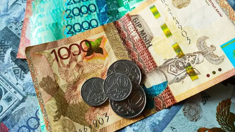 Около 5 млн тенге задолжал алиментщик своим детям в Семее