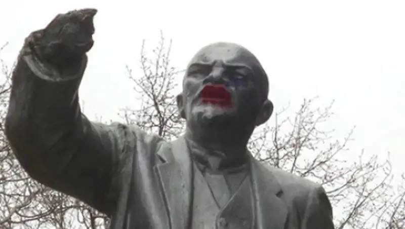 Ярославскому Ленину накрасили губы