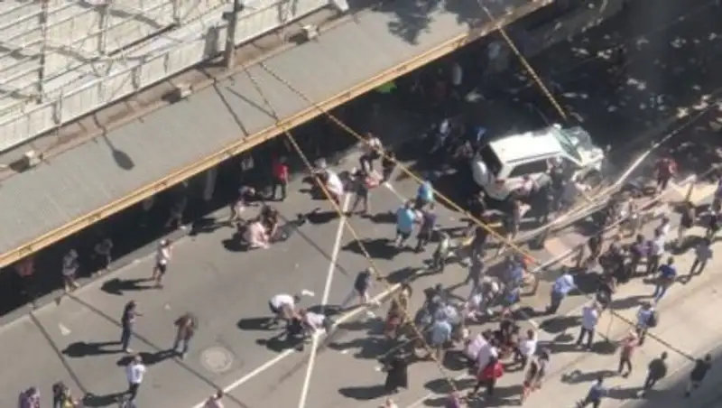 Автомобиль протаранил пешеходов в Австралии