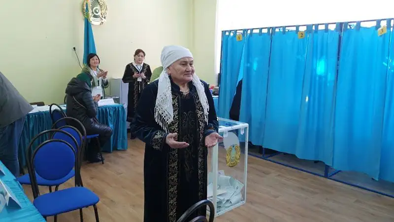 Пожилая алматинка дала свое благословение на выборах в Мажилис и маслихаты