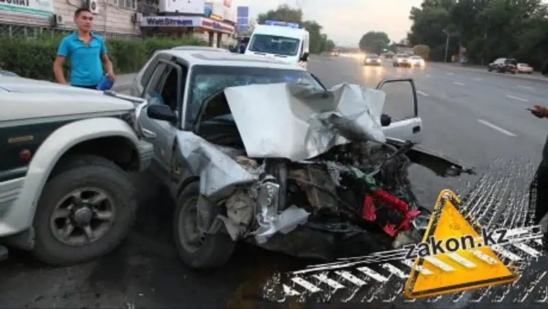 В Алматы водитель Toyota, избегая аварии, врезался в припаркованную машину