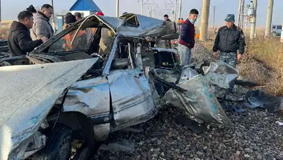 Появились подробности столкновения легковушки и поезда в Жамбылской области , фото - Новости Zakon.kz от 02.11.2022 13:16