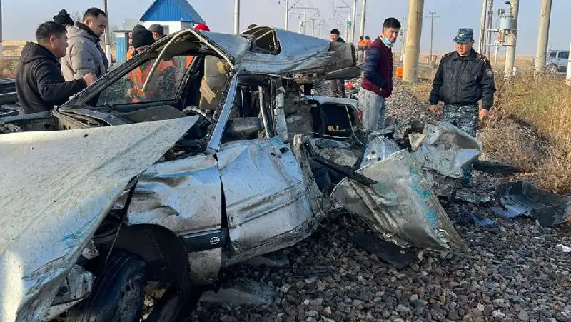 Появились подробности столкновения легковушки и поезда в Жамбылской области