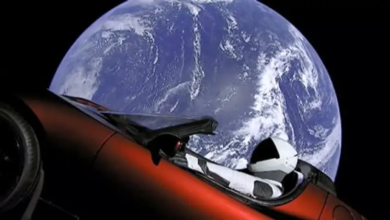 Ученые рассказали, как долго проживет человек в скафандре из "Теслы" Маска