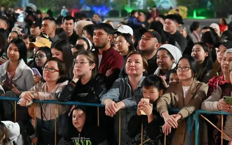 В Шымкенте на площади Астана прошел праздничный гала-концерт, фото - Новости Zakon.kz от 26.10.2023 15:35
