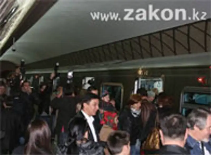 В первый день работы в Алматинском метрополитене проехались около 11 000 пассажиров, фото - Новости Zakon.kz от 02.12.2011 19:23